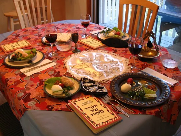 Seder plate arrangement showing all six items in position