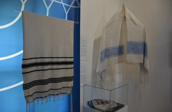 Congregation wearing tallitot during Shabbat morning service