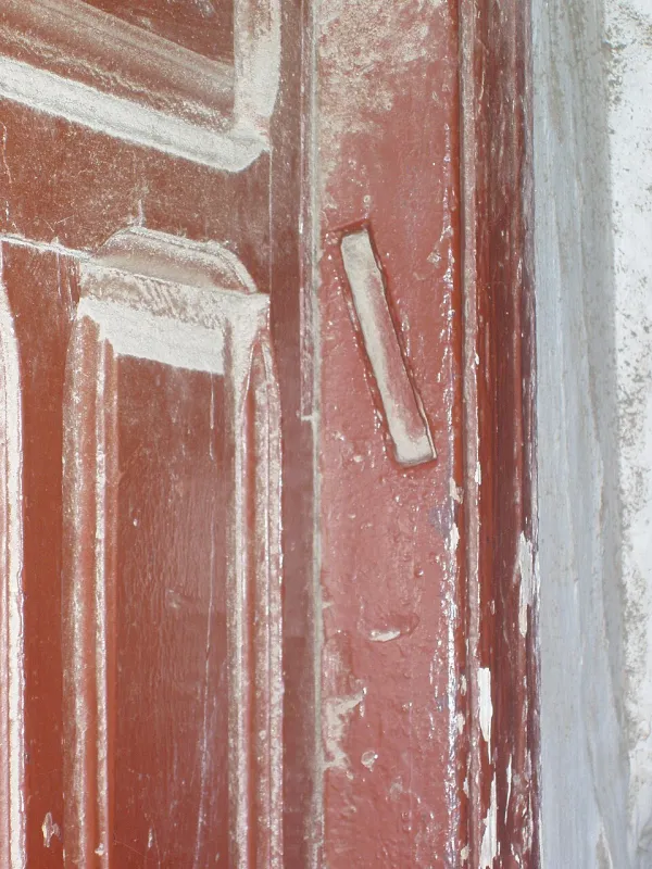 A washing cup and basin placed beside a bed for morning negel vasser