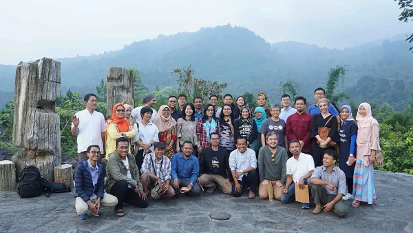 Scholars in debate, representing the shared intellectual traditions of both faiths