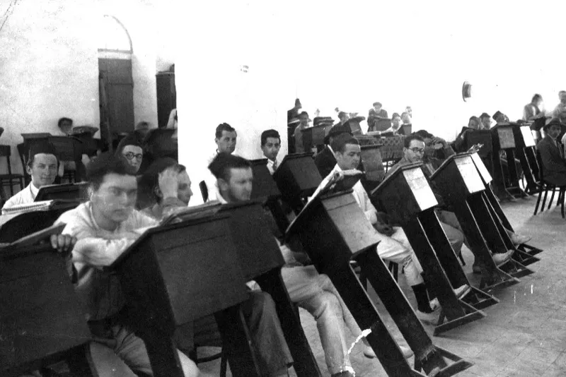 Question marks and Jewish symbols in a quiz format