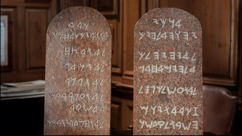 Two stone tablets with Hebrew text representing the Ten Commandments