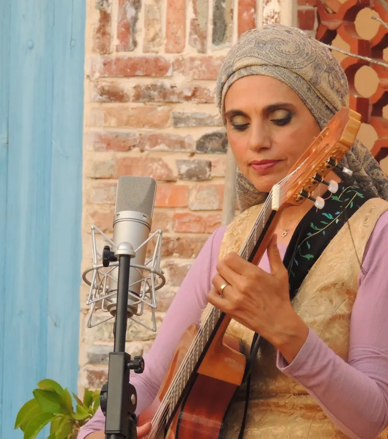 Jewish woman wearing an elegant tichel head covering