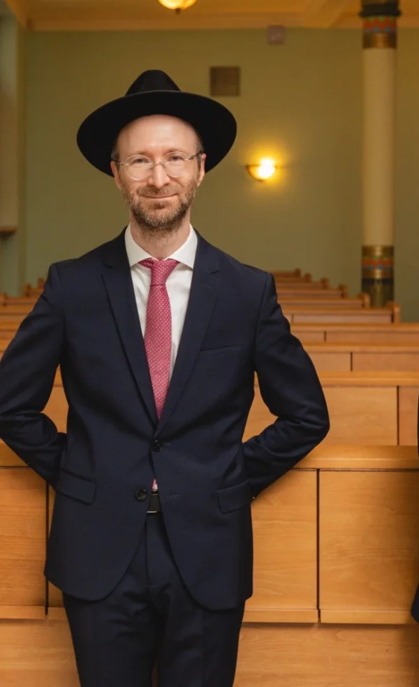 Rabbi Eliyohu Krumer in a synagogue